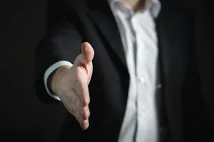 Faire Verträge ohne Mindestlaufzeit Mann mit ausgestreckter Hand
